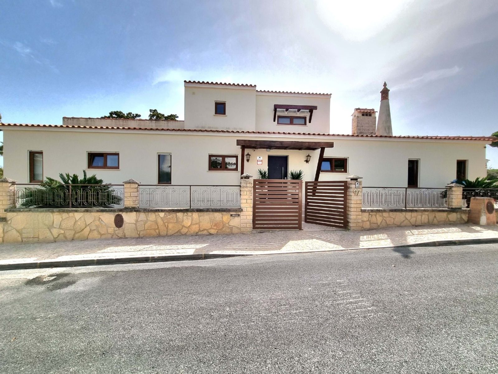 4 Bedroom Villa in Faro - Montenegro - Image 2